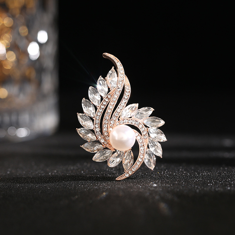 New fashion brooch personality luxury ladies crystal brooch pin versatile atmosphere suit elegant temperament_voghion.com