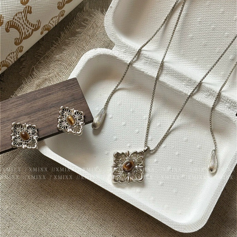 Vintage Coffee Gold Hollow Diamond-Shaped Tiger Eye Stone Necklace and Earrings for Women, Niche High-End Fashion Commuter Light Luxury Accessories Vintage Coffee Gold Hollow Diamond-Shaped Tiger Eye Stone Necklace and Earrings for Women, Niche High-End Fashion Commuter Light Luxury Accessories