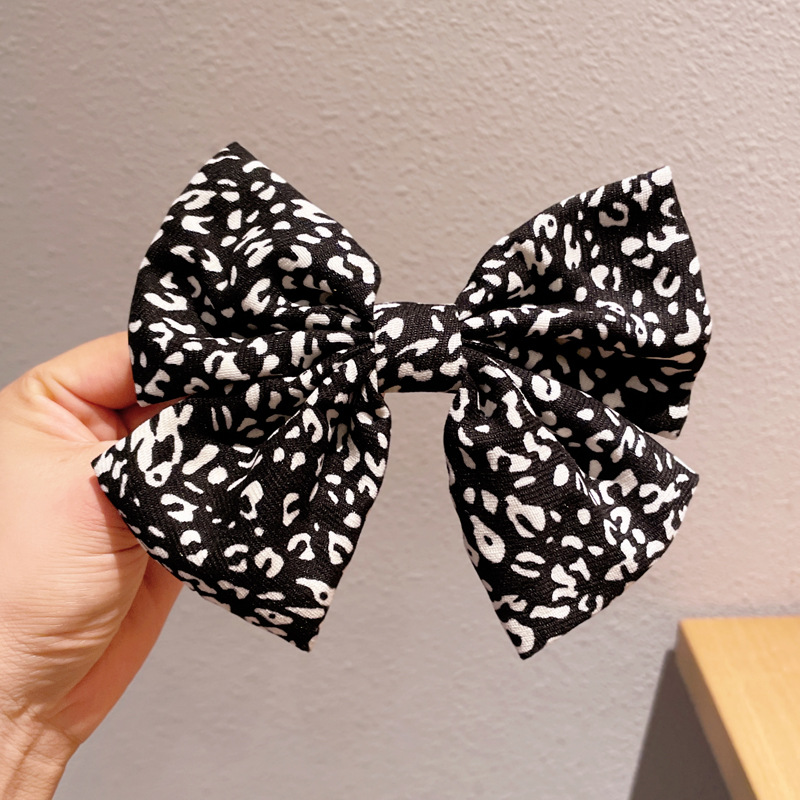 Черная заколка для волос с бантиком