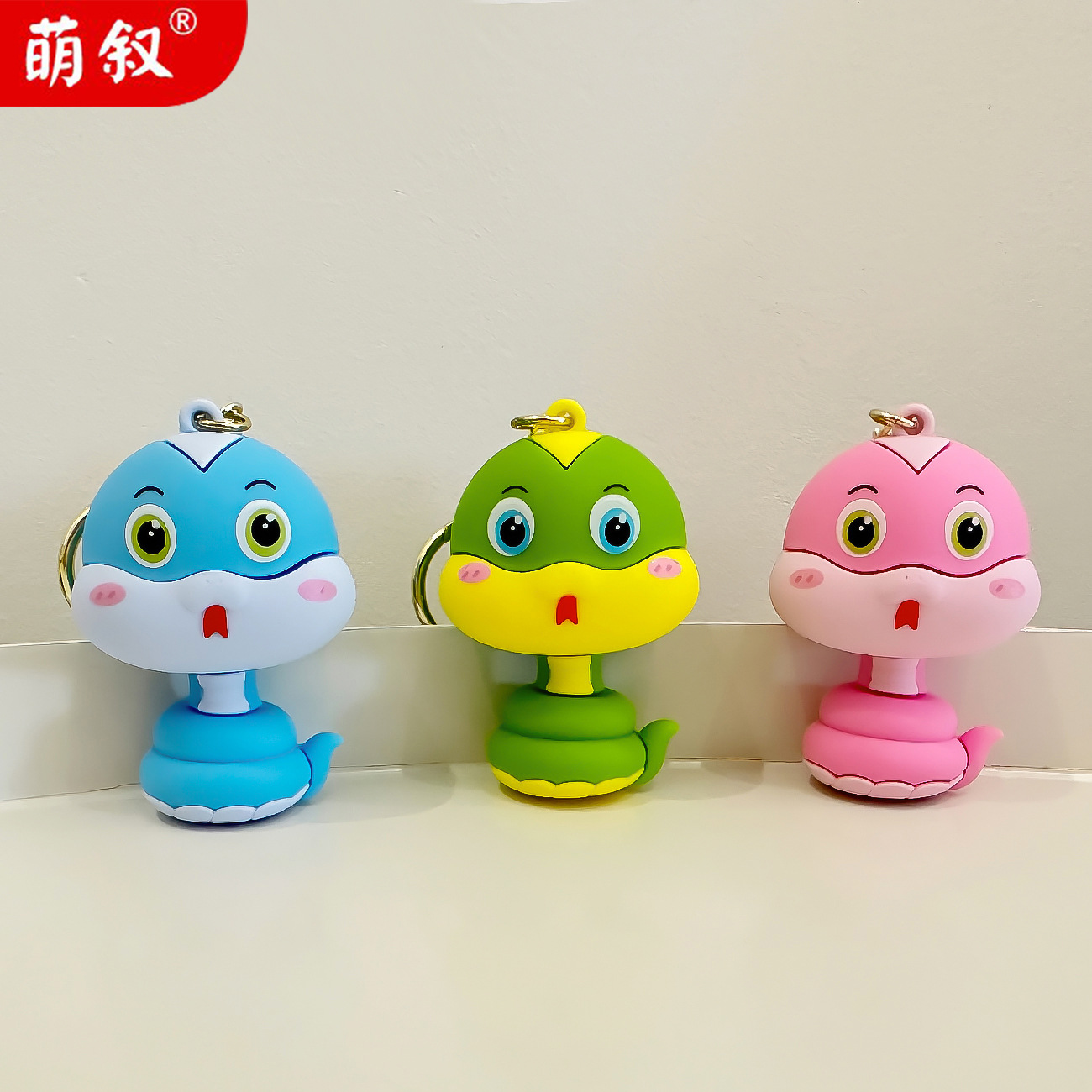 オリジナルの小さい蛇の漫画のキーホルダーはかわいい立体の公仔のカップルのかばんを掛けて精巧な自動車のキーチェーンを飾ります。