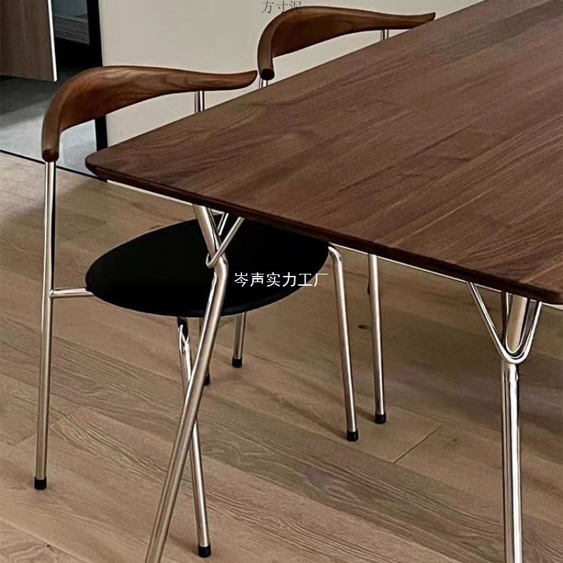 北欧のシンプルな実木の食事椅子のネットの赤いタイプの中古の牛の角の椅子の現代家庭の寝室のベランダの背もたれの腰掛け|undefined