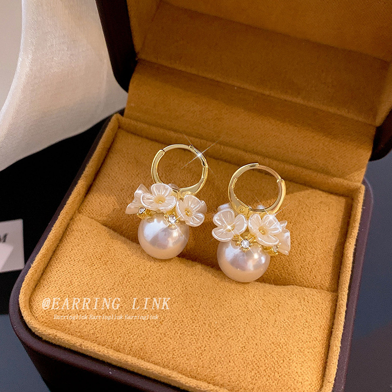 Small design retro elegant earrings from pearl