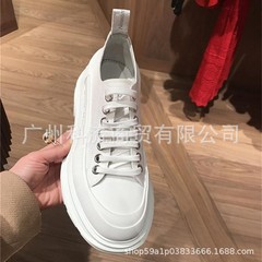 高バージョン麦昆白靴2025ファッション百合は、スポーツレジャースニーカーのカップルの厚い底をつけています。