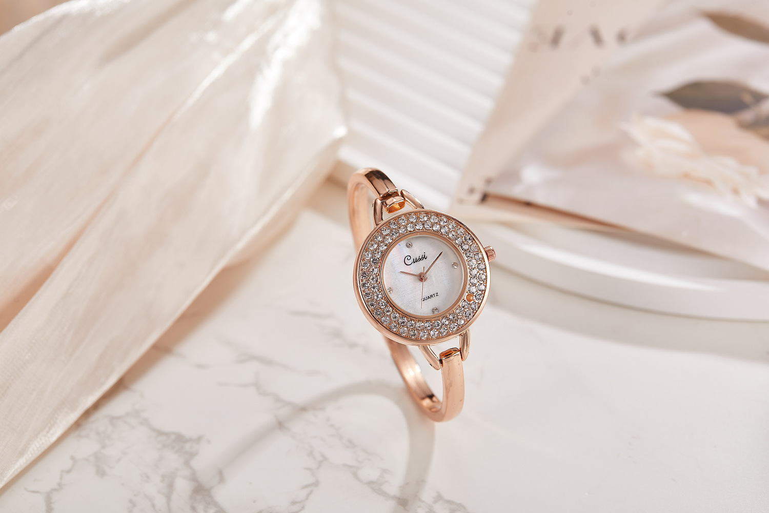 Orologio da donna elegante con bracciale traforato alla moda_voghion.com