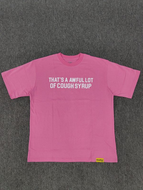 それはとても多くの咳止めシロップを意味する「AWFUL LOT OF COUGH SYRUP」のシャツです。虹色の文字が入ったクロスボーダーのトレンドブランドの半袖メンズシャツです。|undefined