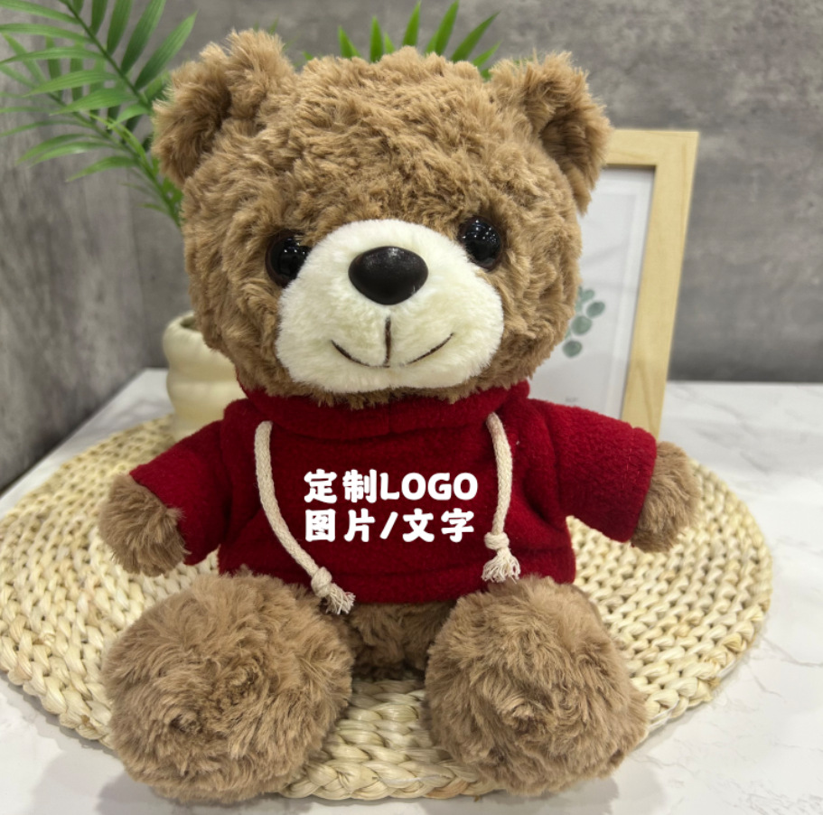 Los juguetes de peluche lindos se pueden combinar con logotipos impresos para enviar muñecas de muebles a amigos y vecinos.