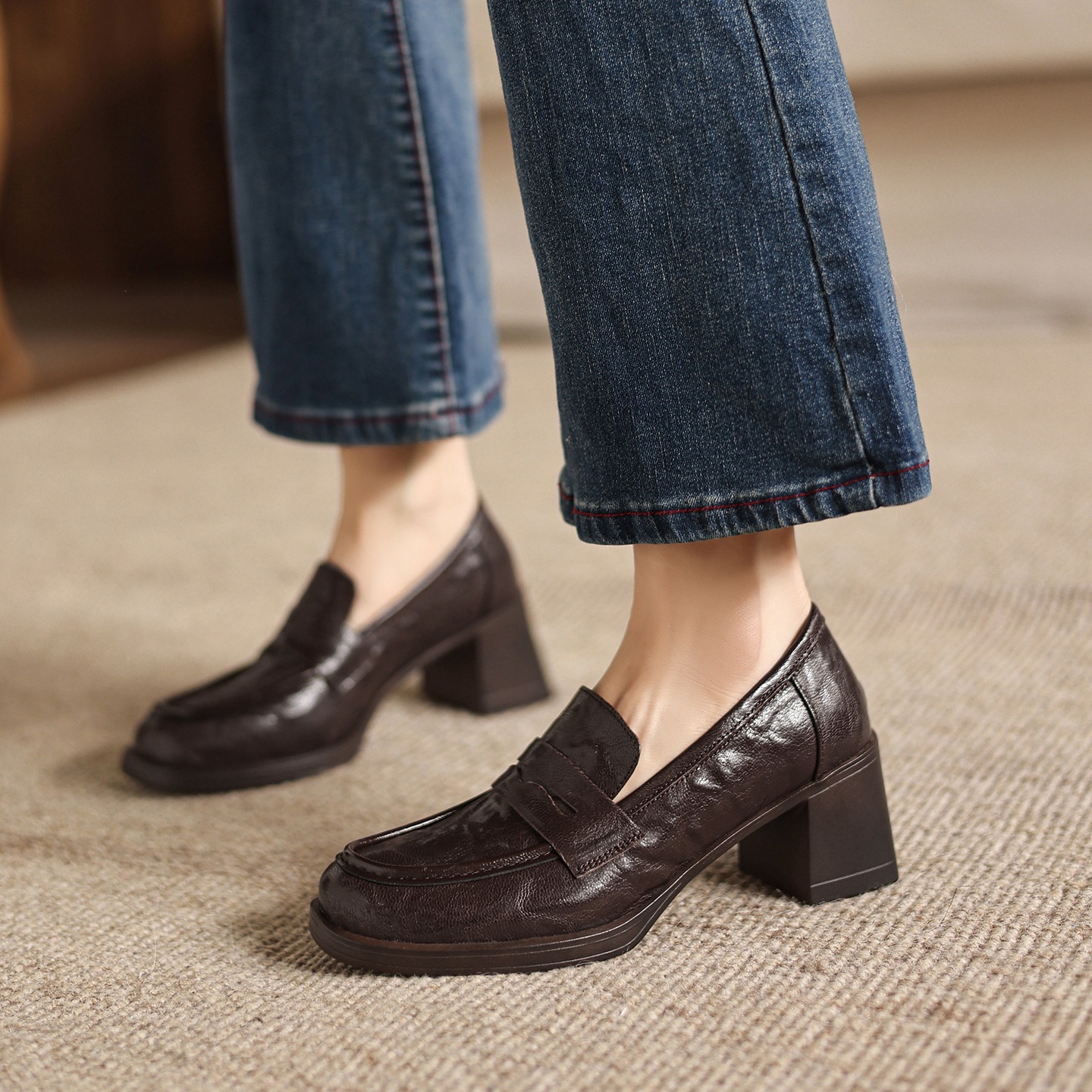 Giày cao gót nữ mũi tròn da dê gót vuông ổn định kiểu loafer — màu nâu