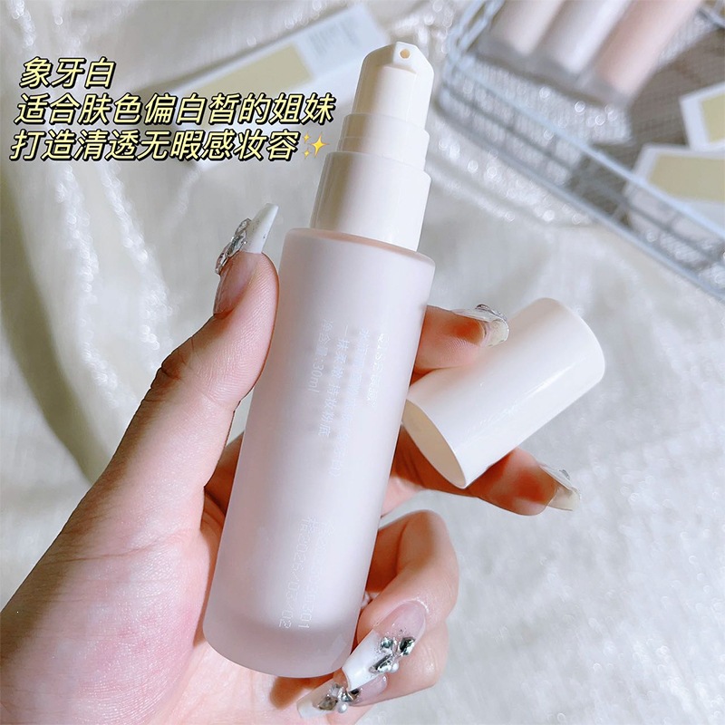 La base QiSe es una solución para la piel seca y la piel grasa, no es fácil de quitar el maquillaje, no es frágil, protector, protector, controlador de aceite, hidratante y maquillaje.