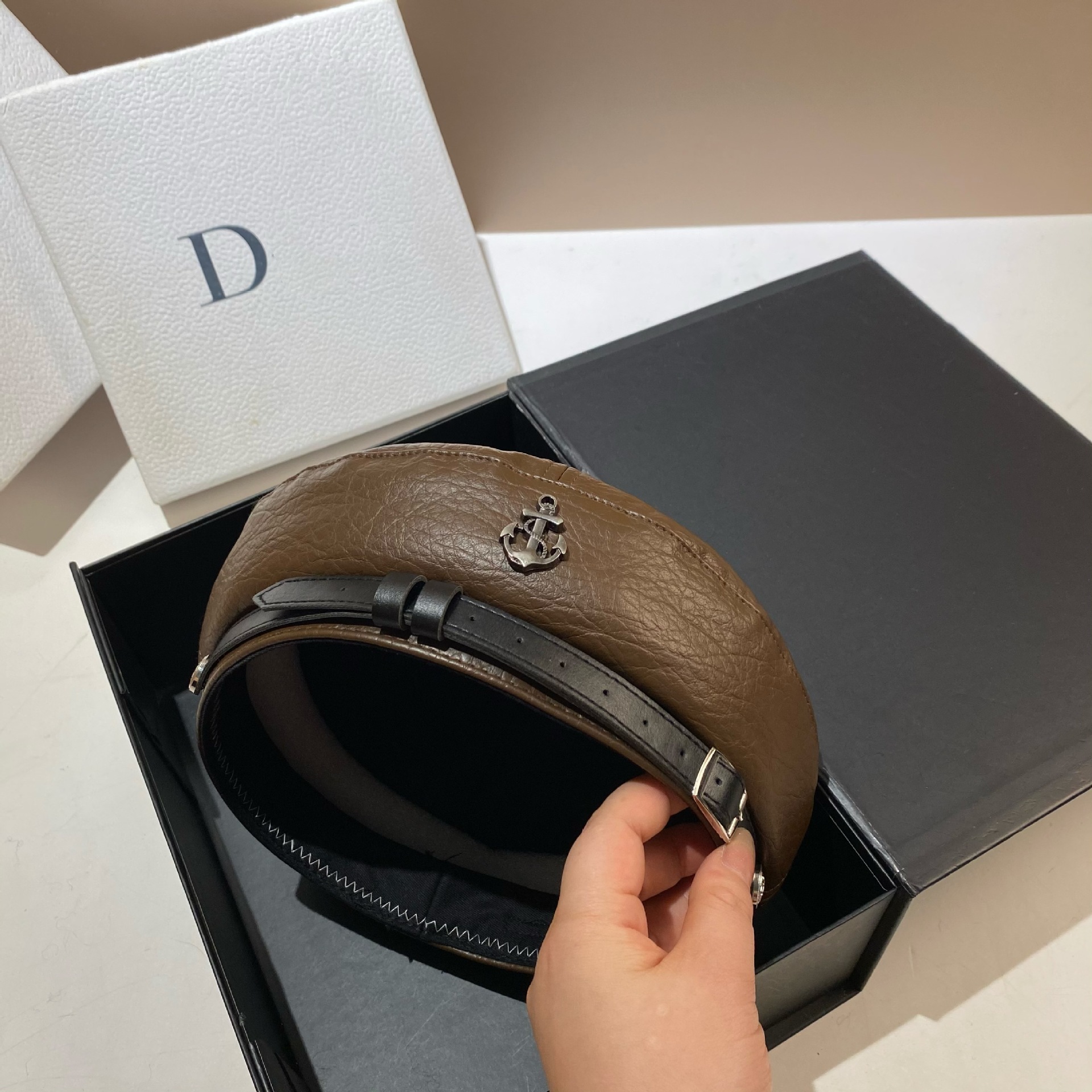 Cintura in stile britannico di alta qualità, berretto con ancora, primavera e autunno, personalità della moda, litchi, ptern, leher, pittore_voghion.com