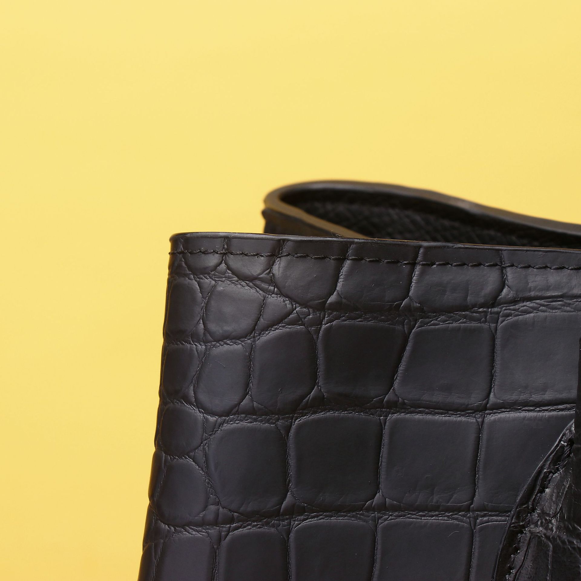 Túi xách nữ cao cấp họa tiết vảy cá sấu mờ kiểu garden bag, quai xách tay kèm dây đeo chéo chi tiết 5