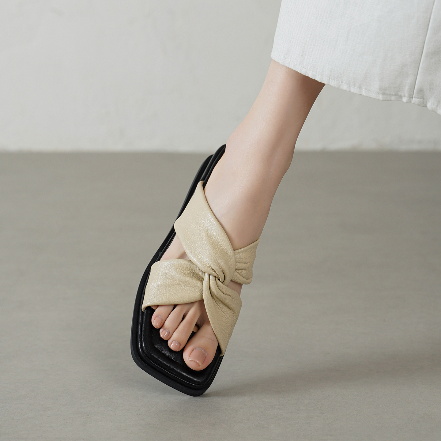 Sandal nữ quai chữ V đế dày gót 4cm phong cách đơn giản — màu be