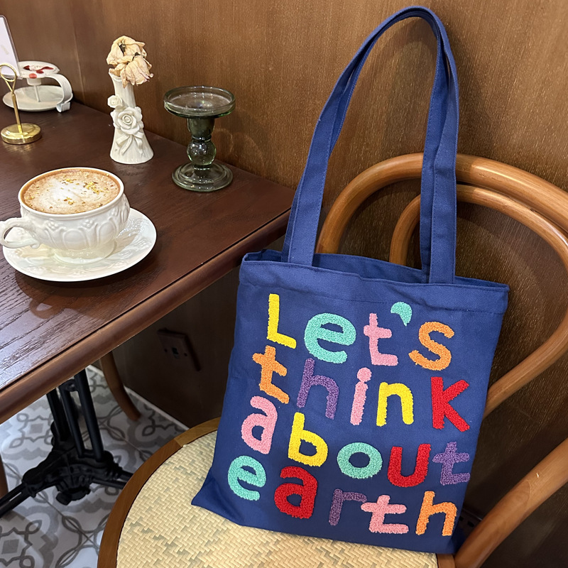 다크 블루 편지 수 놓은 어깨