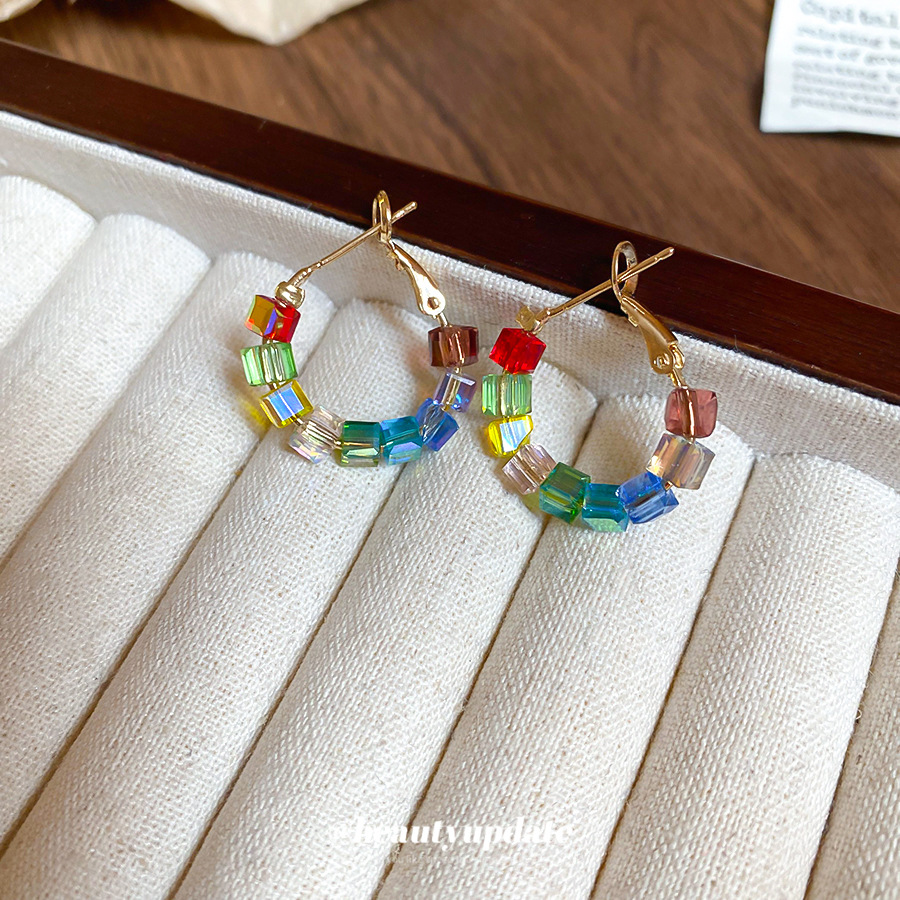 Aguja de plata Vidrio de color Pendientes redondos con cuentas Pendientes de temperamento exquisito de lujo ligero retro Pendientes de sentido avanzado de nicho para mujer