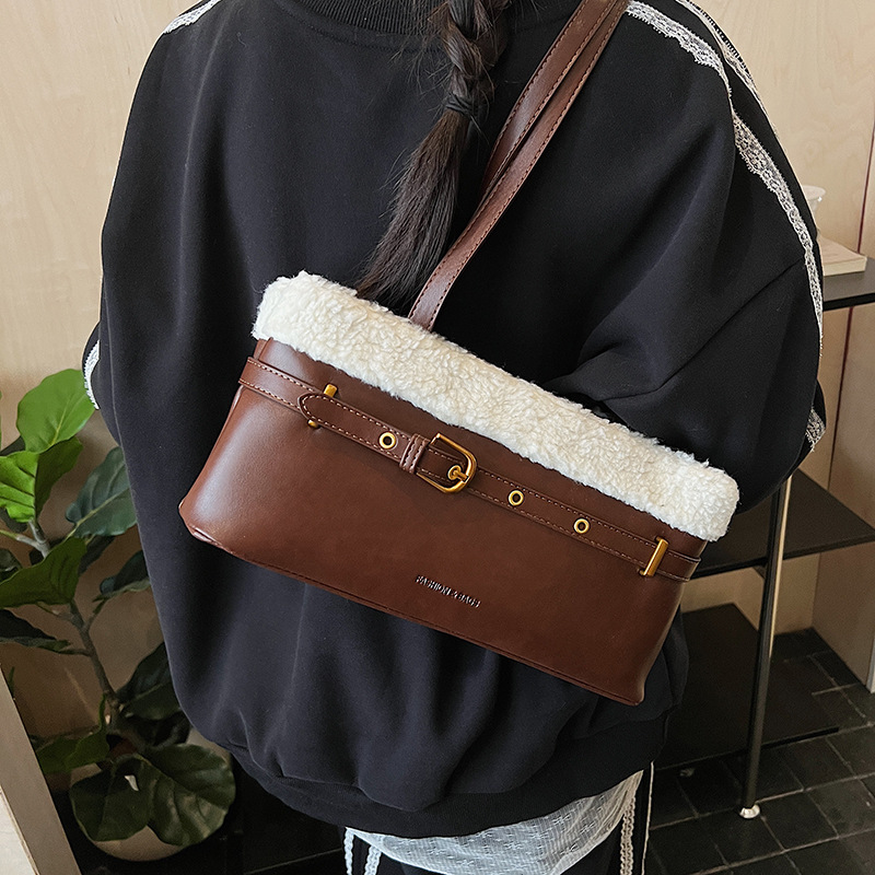 Otoño y invierno coreano bolsos de peluche de alta calidad para mujeres de viaje bolsos de hombro bajo la axila 2025 nuevo bolso de moda universal