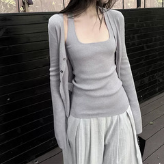 槻のニットカーディガンのコートは女性の秋の長袖の薄い首のベストの紫色のデザイン感があります。