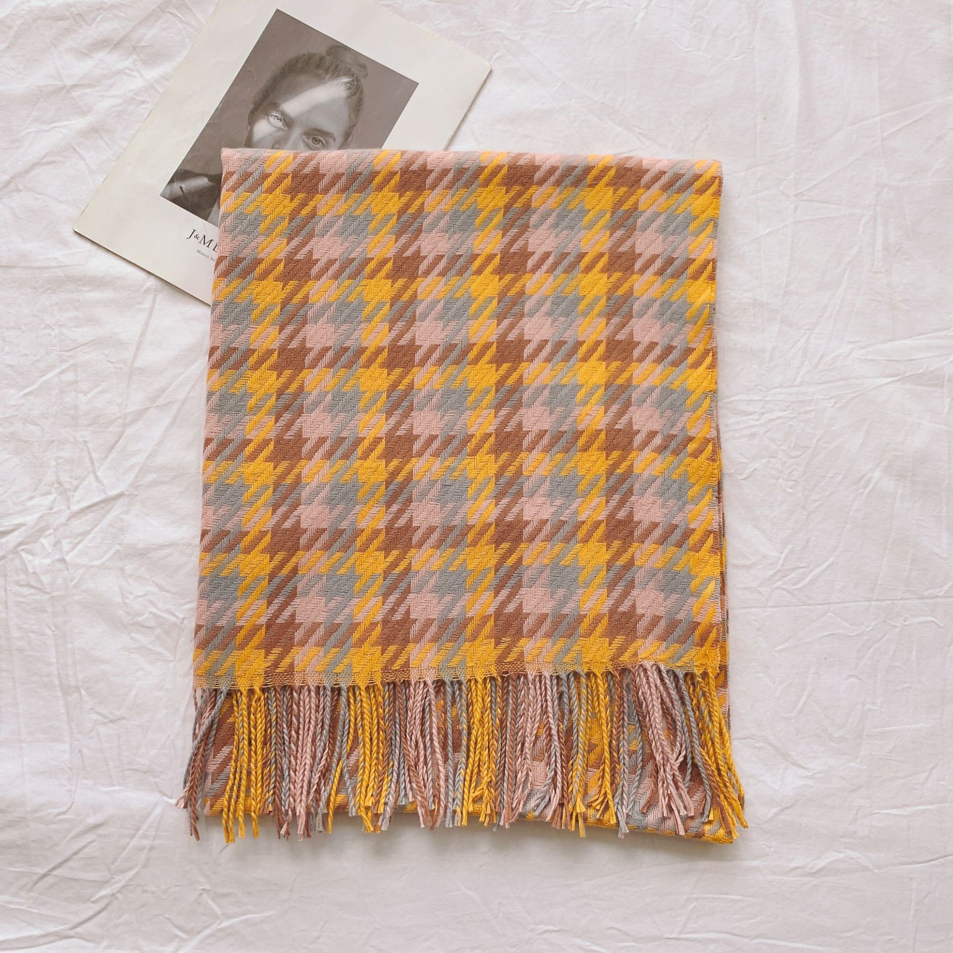 Bufanda escocesa Siya 2025 New England para mujer, estilo urbano cálido para otoño e invierno, calentador de cuello elegante de alta gama en stock.