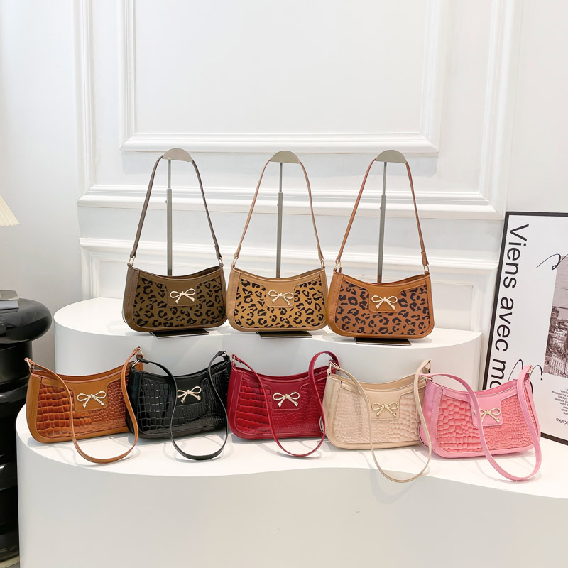 Bolsa de brazo de arco de moda para mujeres 2025 nuevo estilo coreano personalidad de estilo de hombro único textura extranjera bolso de viaje