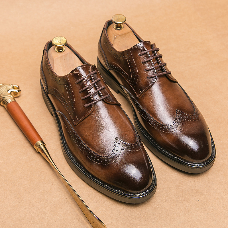 Zapatos de hombre grandes zapatos de cuero transfronterizos de moda de negocios zapatos formales británicos bloque tallado tendencia de punta novio zapatos de moda