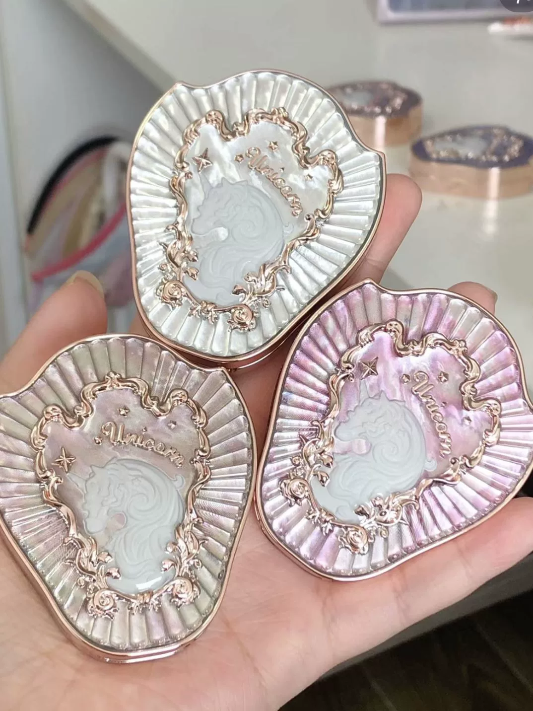 Характеристики Flower Knows Blush Snow Cream Pearl Peach Unicorn Embossed Rococo Blush Expansion Color естественный хайлайт контур