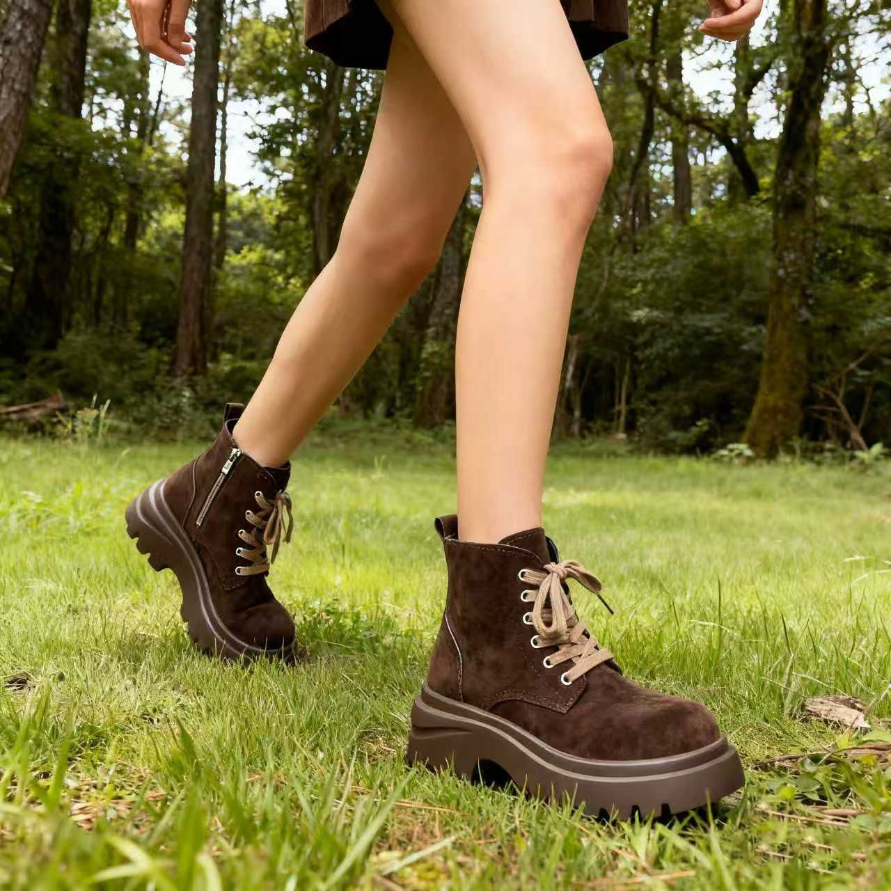 时尚百搭小个子短筒靴子2025秋冬新款小众设计感厚底增高马丁靴女