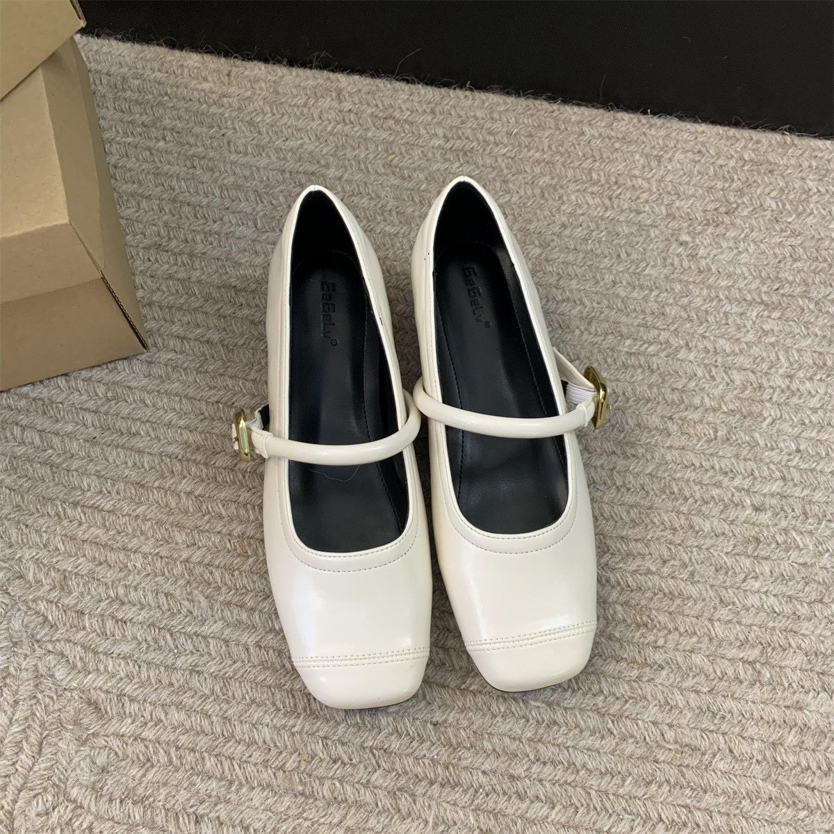 Pequeño aumento de 5cm de altura plateada zapatos de mujer primavera 2024 nuevo estilo francés cabeza redonda zapatos de boca superficial