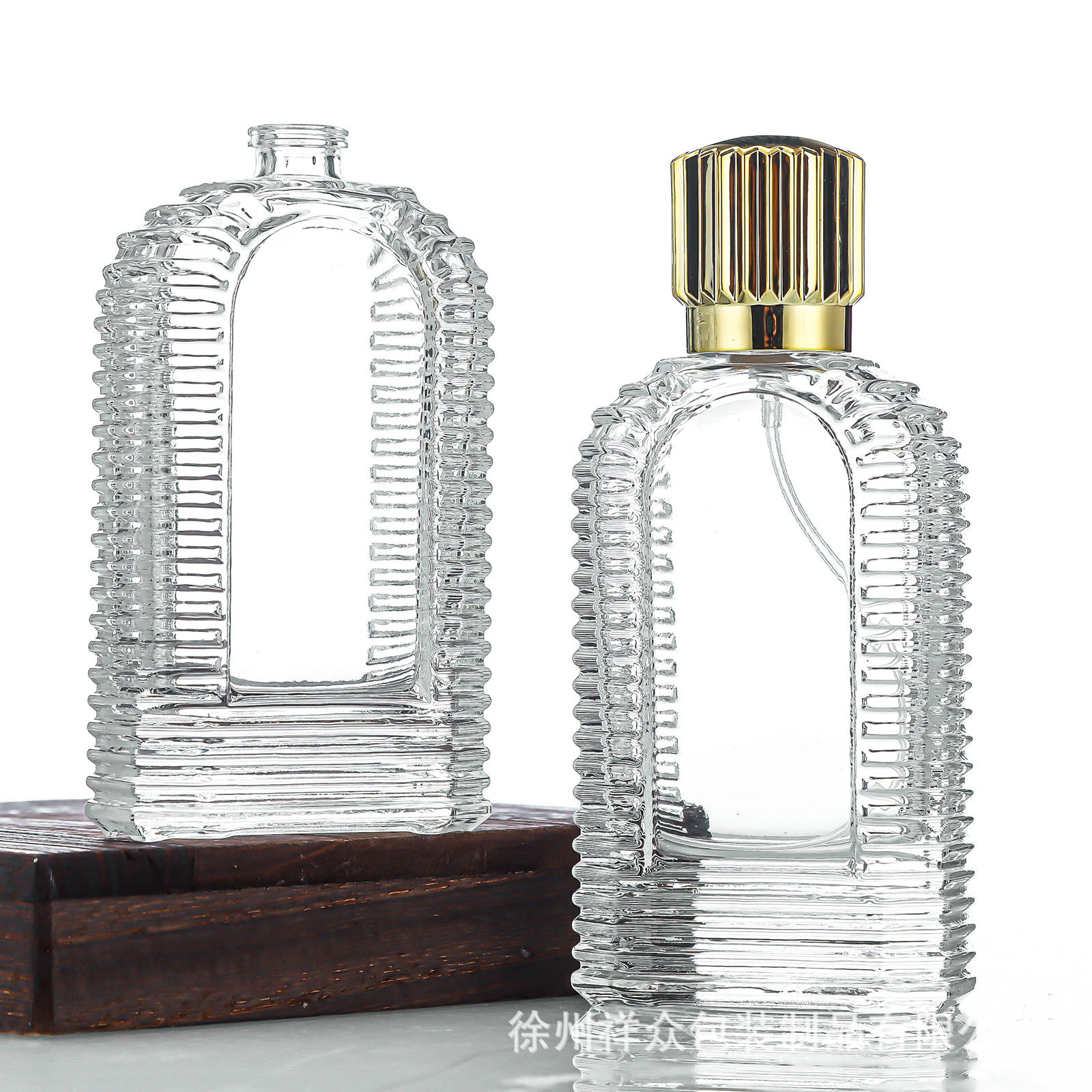 El fabricante suministra botellas de perfume de bayoneta de alta gama con tiras verticales de fondo grueso de 60 ml de botellas de vidrio vacías, botellas separadas y spray portátil.