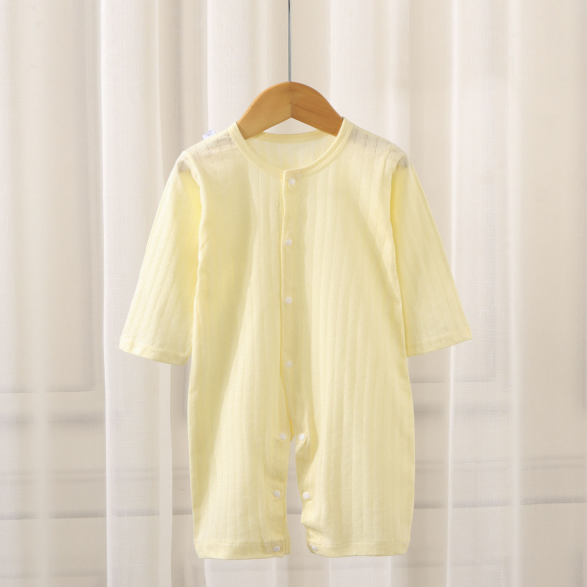 긴 등반은 얇고 순수한 노란색 쌍을 가지고 있습니다.