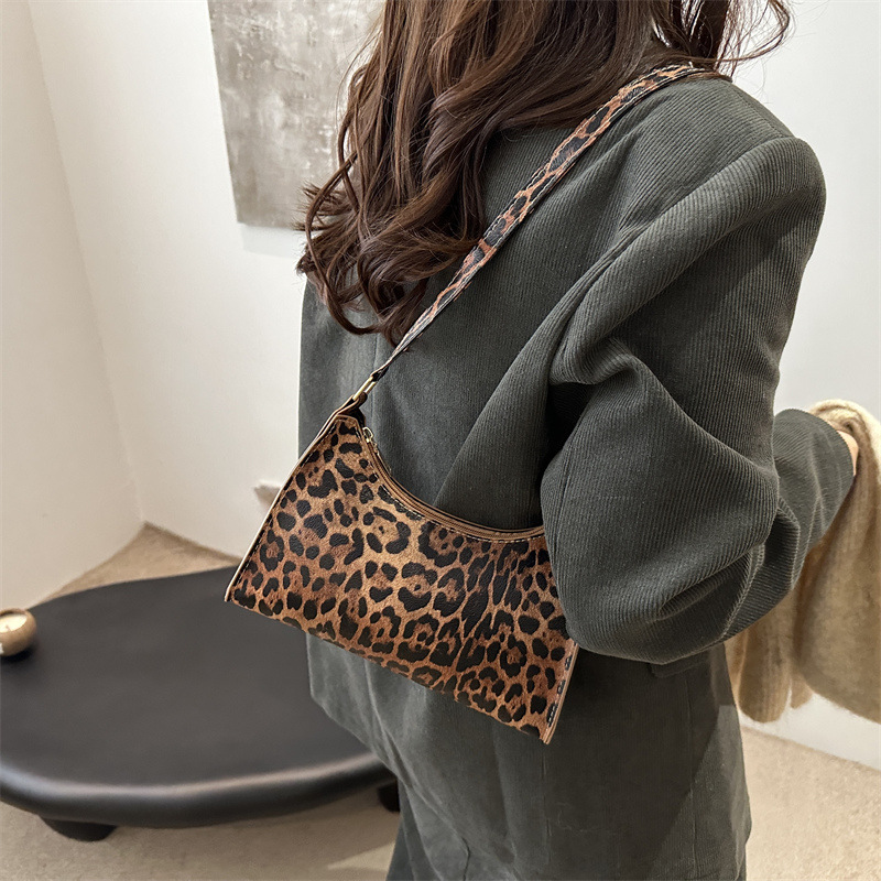 Bolso de diseño de nicho de invierno 2024 nuevo estilo de moda bolso de mano de mujer de moda estampado de leopardo bolso de hombro axilar