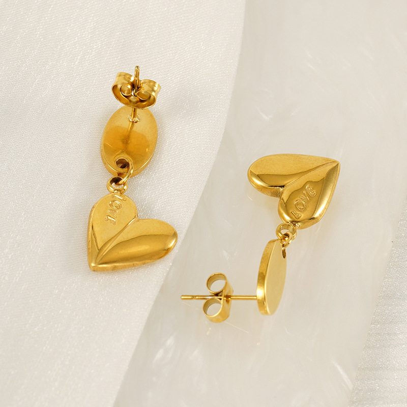 2024 nuevo estilo simple y versátil Pendientes chapados en oro de 18k, diseño de amor femenino, temperamento, pendientes de acero de titanio, pendientes al por mayor