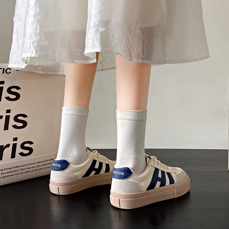 Nicho Zhong diseño original de zapatos blancos de suela gruesa para mujeres 2024 primavera y otoño nuevos zapatos de entrenamiento de estilo de deporte retro zapatos casuales