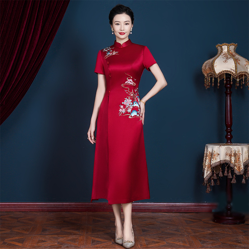 Mother's Wedding Banquet Dress 2025 New Summer Style Mother-In-Law Wedding Banquet Outfit Improved Cheongsam Dress for Young Women Aged 60-68