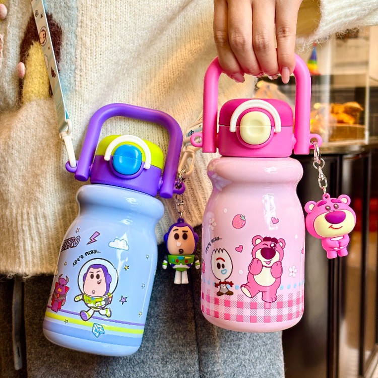Hermosos osos de fresa para niños tazas de agua de juguete siempre movilización tazas de agua nuevas tazas de paja especiales para niños y niñas para la escuela