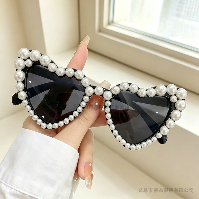 New European and American Fashion Trendy Party Sunglasses with Heart-Shaped Pearl Embellishments for Women, Beach Heart-Shaped Photo Glasses