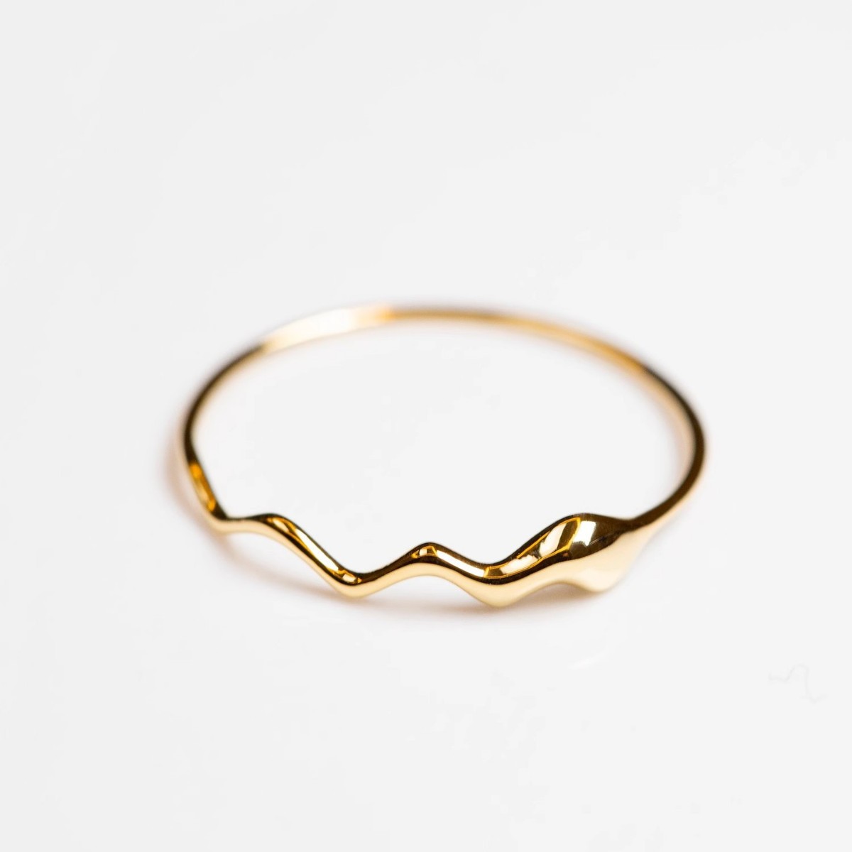 국경 간 뜨거운 판매 새로운  간단하고 다양한 웨이브 디자인 반지 여성의 가벼운 럭셔리 하이 엔드 반지 도매
