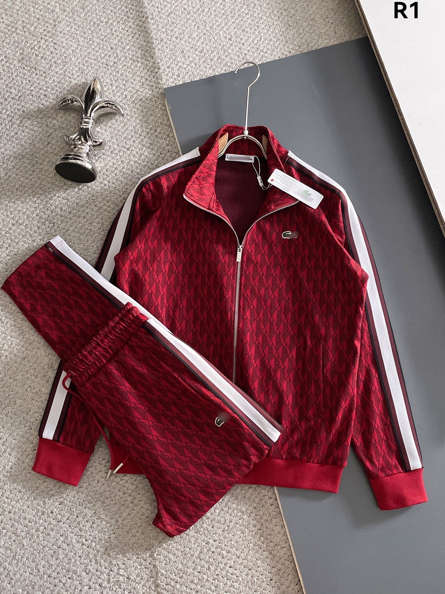 Red / M