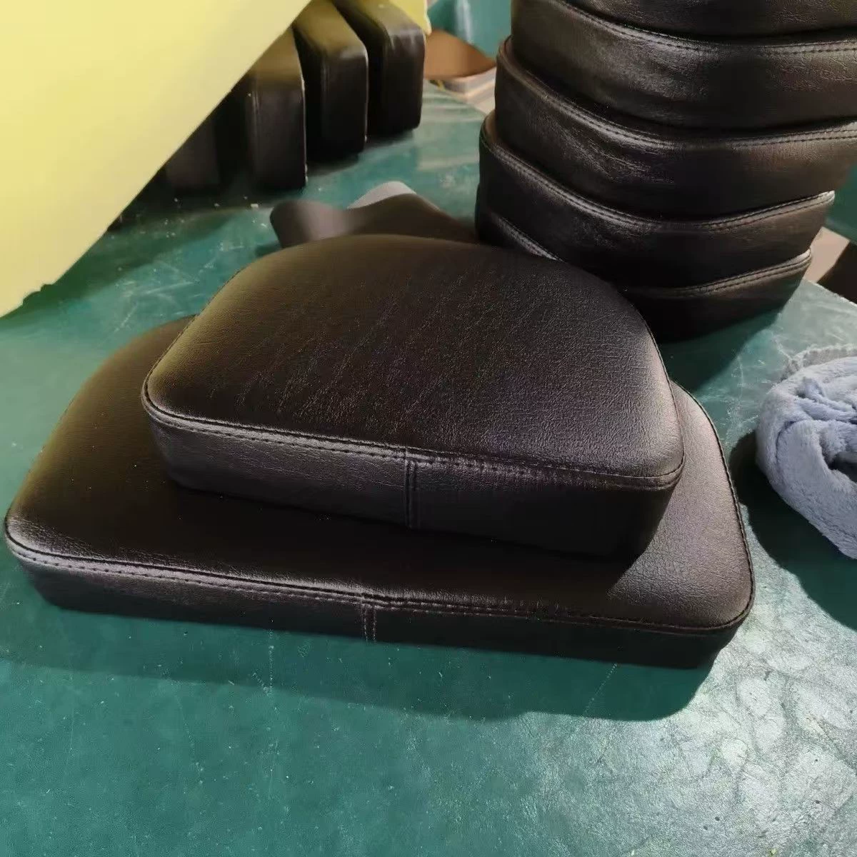 Большие подушки для фитнес-оборудования и подушки специальной формы. Перед оформлением заказа, пожалуйста, свяжитесь со службой поддержки клиентов для уточнения размера больших подушек для фитнес-оборудования.