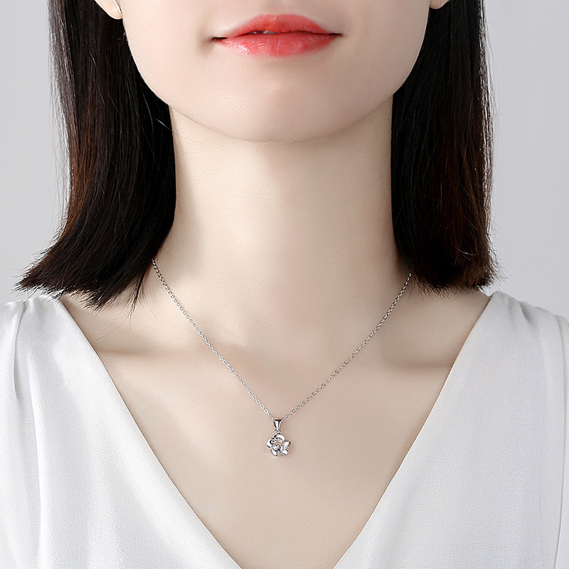 Collar de plata esterlina S925 flor de ciruelo colgante único al por mayor flor de estilo japonés y coreano femenino pequeño colgante fresco