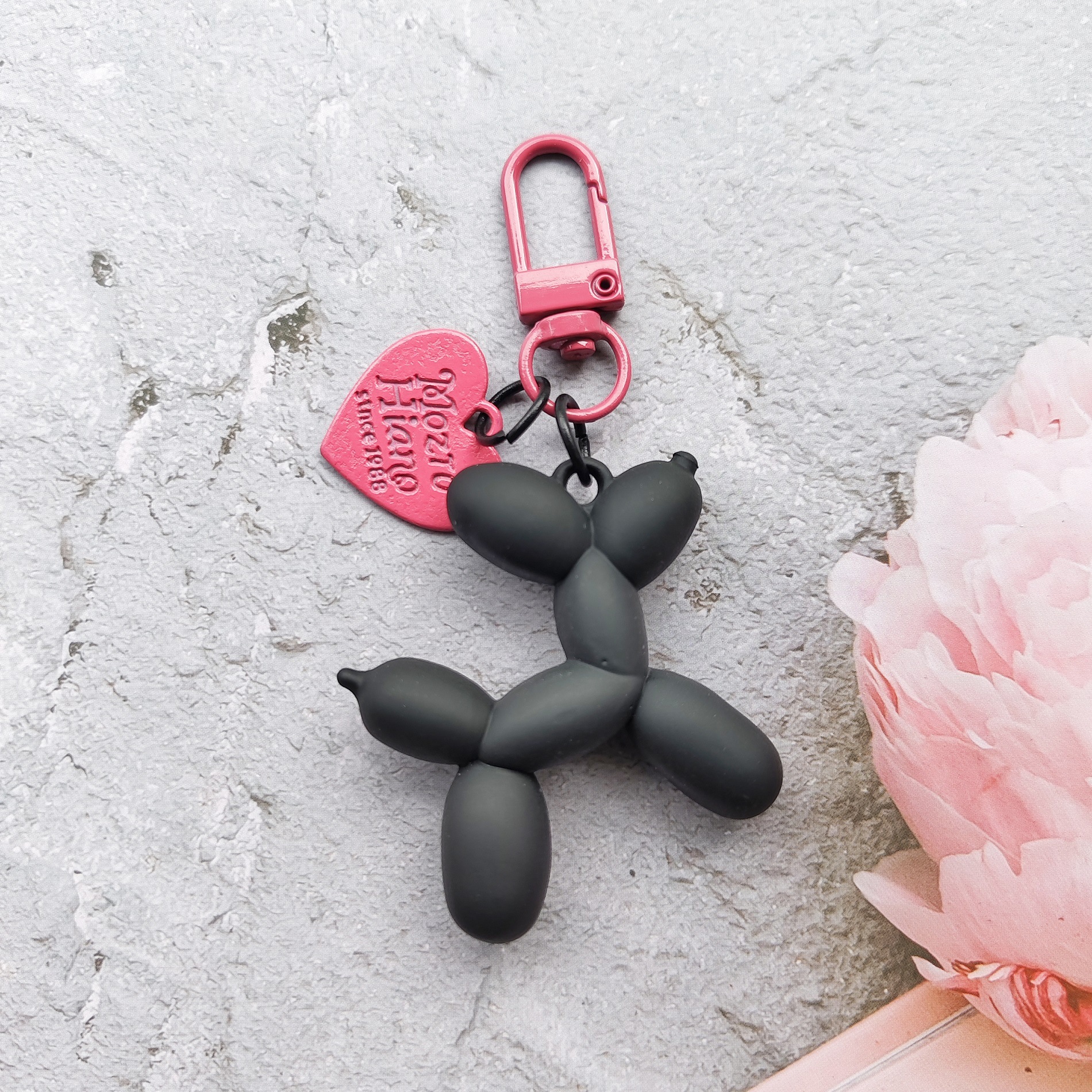 Inswind pequeño libro rojo amor globo perro llavero colgante pareja bolsos DIY colgante joyas de dibujos animados acrílicos