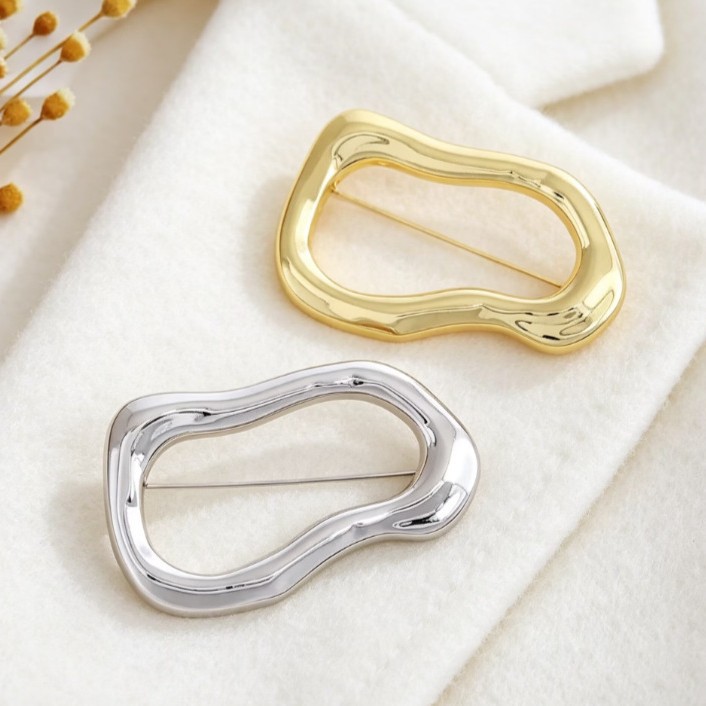 2027 Europa y los Estados Unidos irregular elíptico delicado broche liso de otoño y invierno simple lujoso alto sentido de moda pechos para mujeres image 3