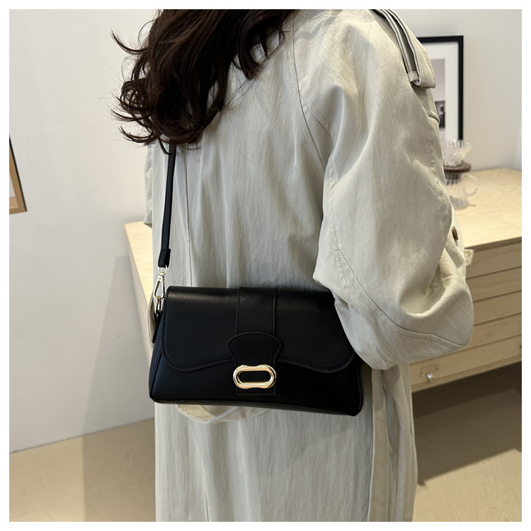 A casual and stylish small bag for women, a new 2024 fashion single-shoulder underarm bag, a retro and fashionable commuting crossbody small square bag undefined