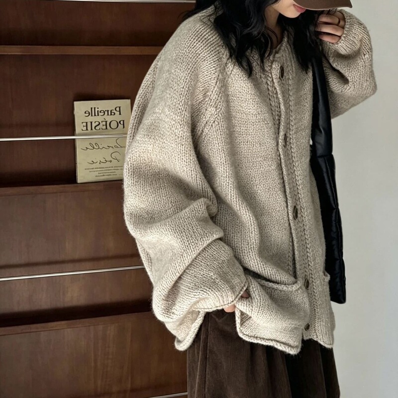 Liang Yiyi's lazy-style wool knit cardigan, a loose-fitting, oversized sweater for women, perfect for autumn and winter, in a Korean style Liang Yiyi's lazy-style wool knit cardigan, a loose-fitting, oversized sweater for women, perfect for autumn and winter, in a Korean style