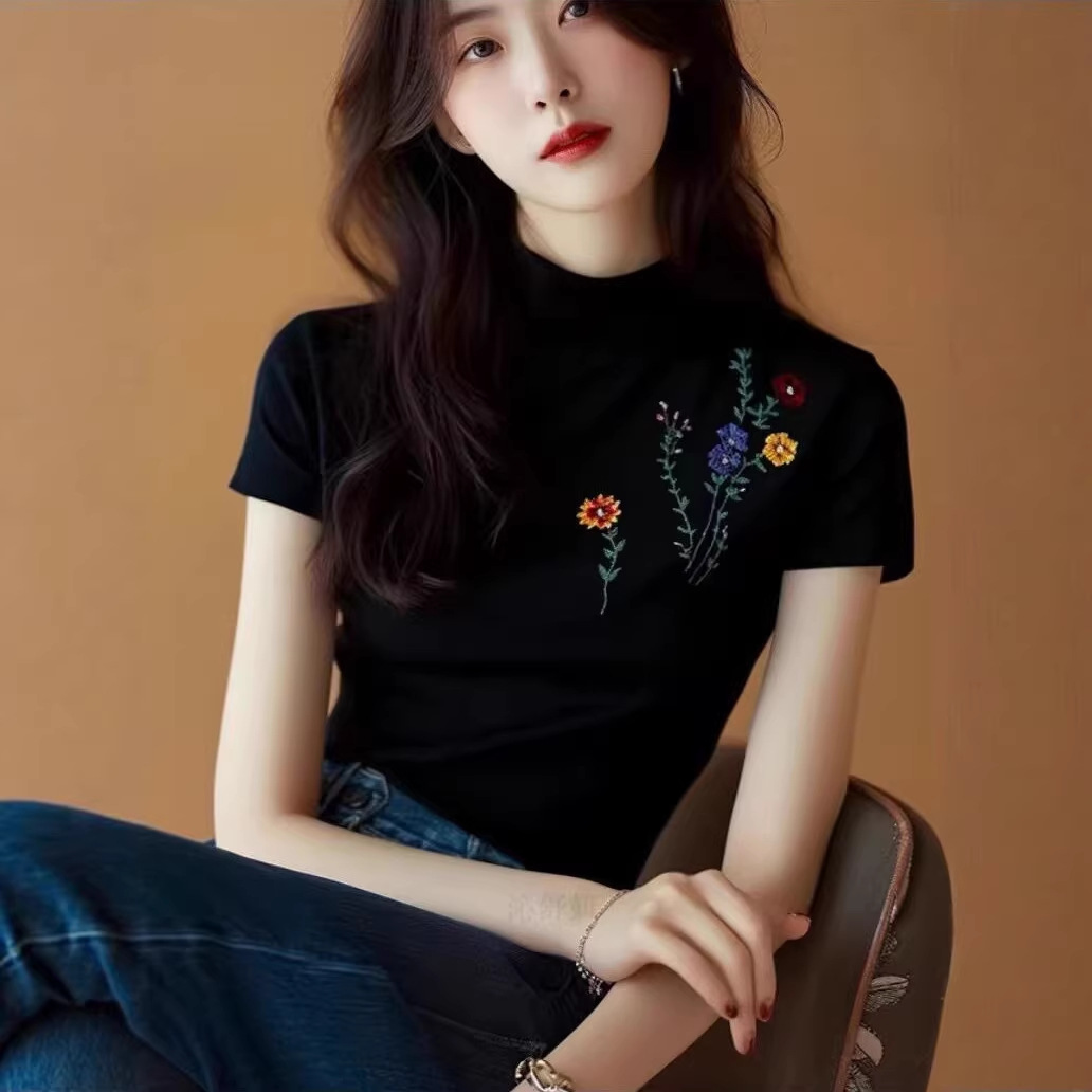 Áo thun nữ cổ tròn thêu nơ bướm, chất liệu lụa mỏng mát, dáng rộng suông — màu đen chi tiết 2