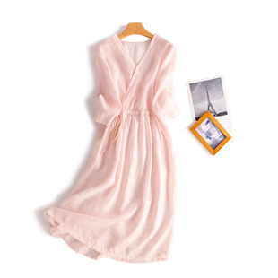 �r���߷����B��ȹŮ�bV�I��ˇ�͹ż�ɫ��������������L��ȹ��