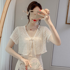 国風の透かし彫りのレースのカーディガンの女性の夏の薄い金はストラップのスカートの半袖の小さいショールの外でブラウスの日焼け止めの服を配合します。