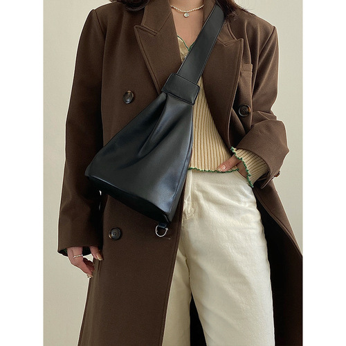 2024 new Korean designer's same style handsome crossbody chest bag, fashionable, western style, simple literary and artistic shoulder bucket bag