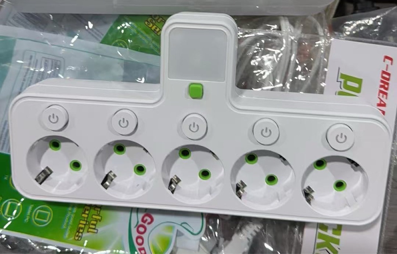 El comercio exterior de Rusia explotó transfronterizo estándar europeo enchufe inalámbrico USB convertidor uno a tres con luz nocturna