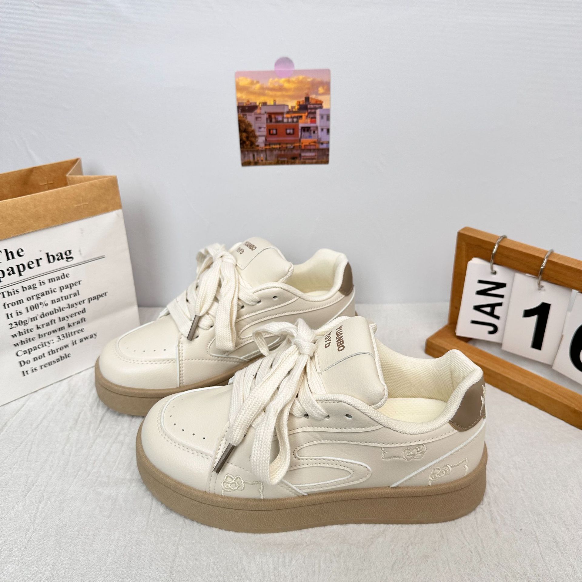 Yuanbo original blanco en polvo costura gato diseño zapatos de pan mujeres retro nicho zapatos de skate zapatos deportivos de suela gruesa en nombre del cabello
