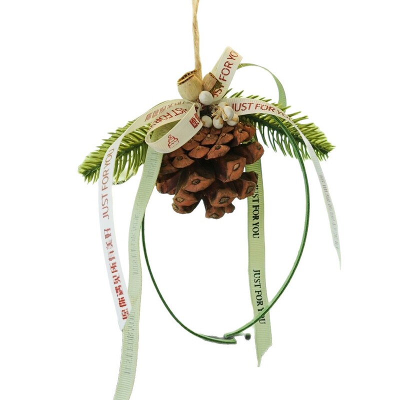 「グリーンパイン」カーペンダントは、ニッチで特別でクリエイティブな植物の松ぼっくりのクリスマスデコレーションとして女の子へのギフトとして贈られます。|undefined