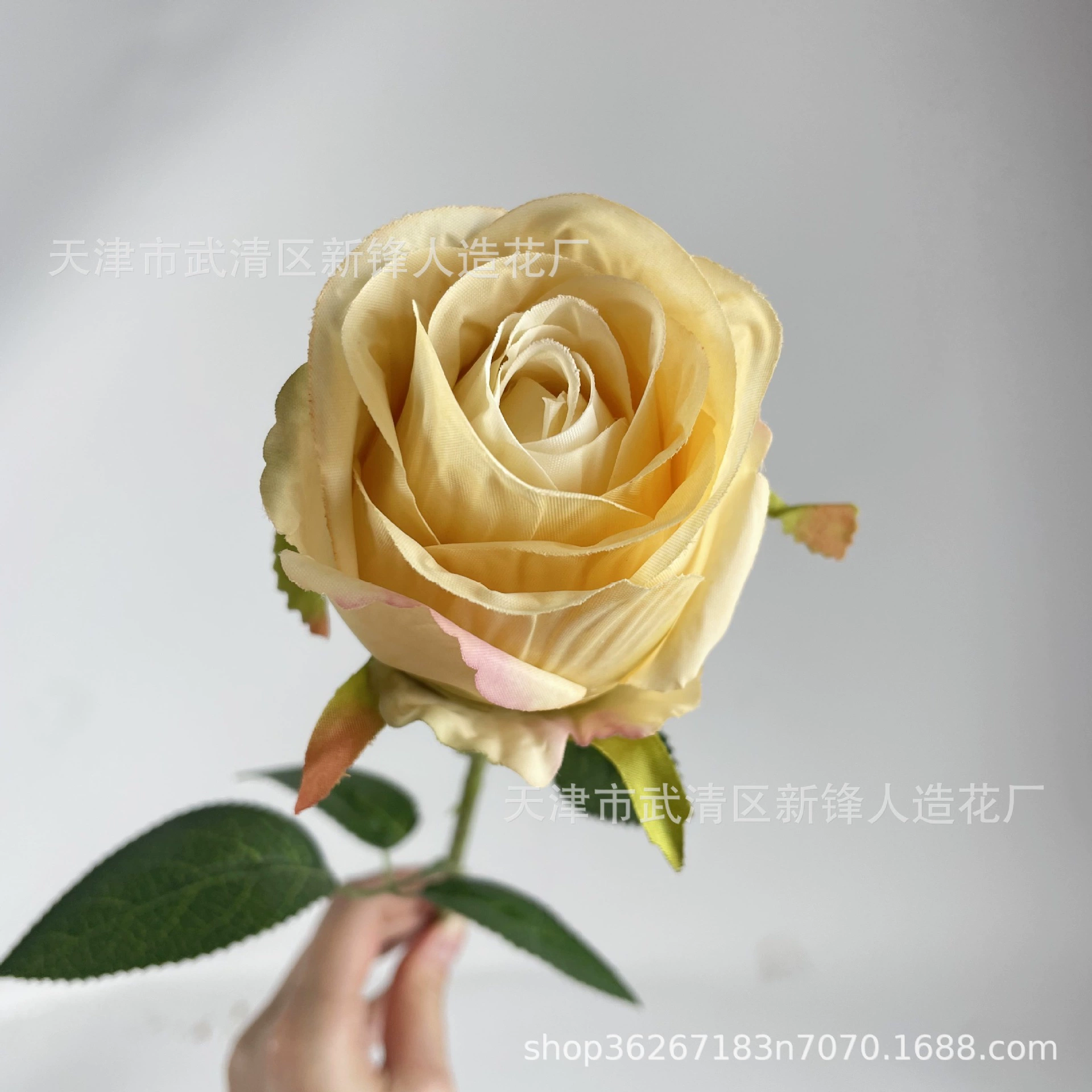 Розовая сливовая ложбинка Bulgarian False Flower Plastic Flower Decoration шелковый цветок Гостиная имитационная цветочная композиция для свадьбы