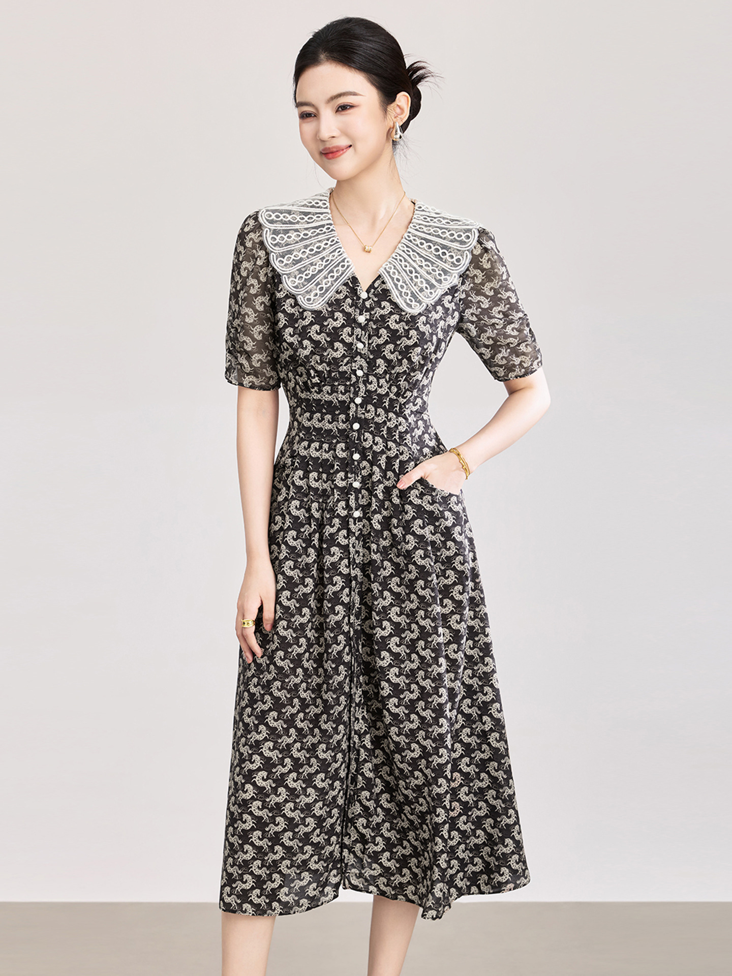 Đầm maxi nữ thắt eo in họa tiết ngựa cổ ve phối màu — màu đen